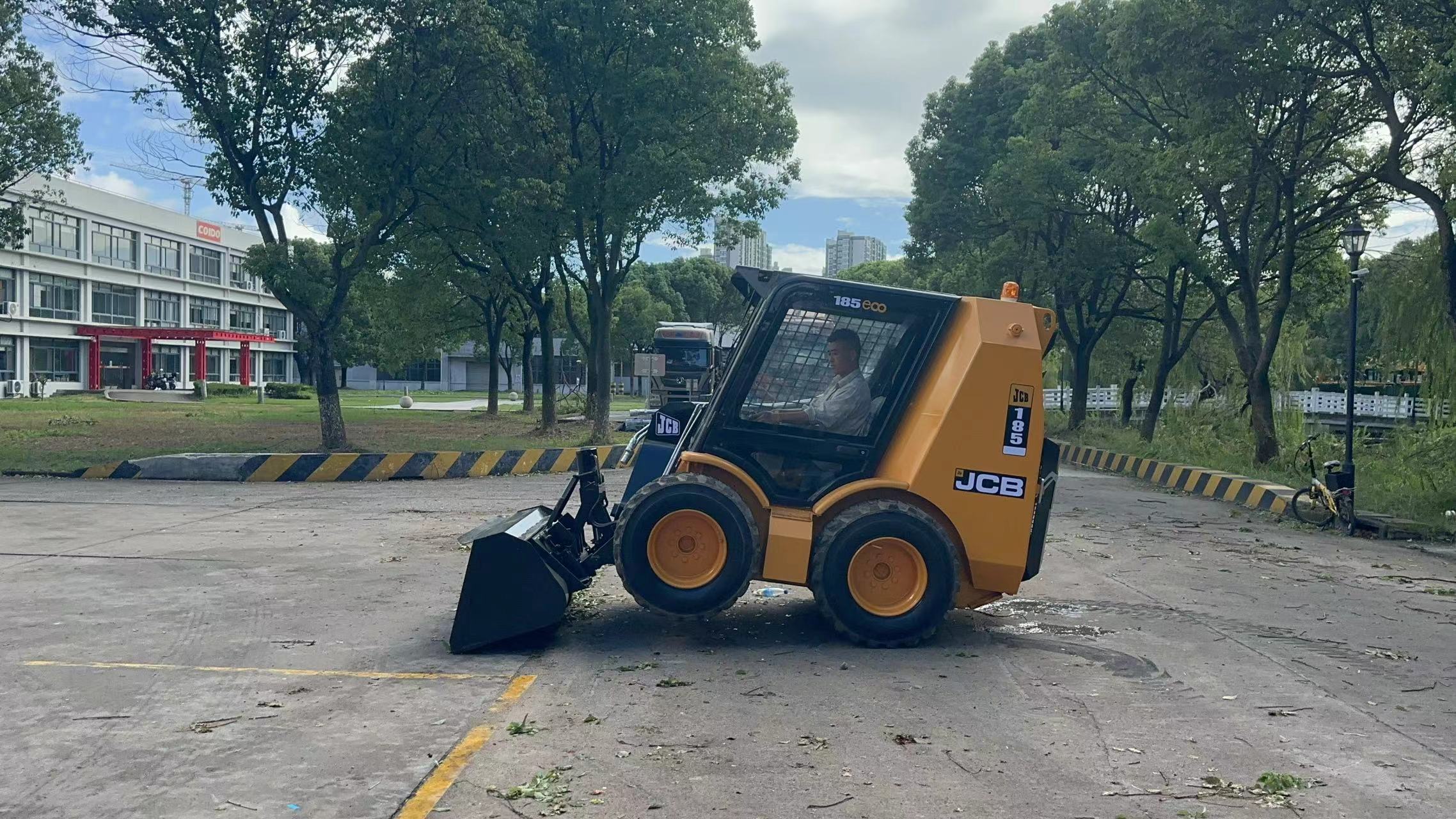 Skid steer loader JCB ROBOT 185