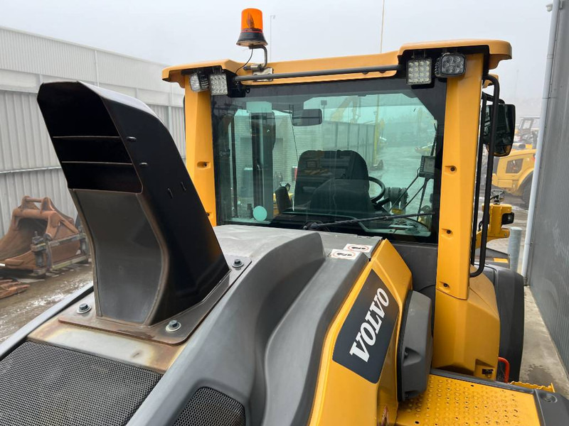 Wheel loader Volvo L90H: picture 11