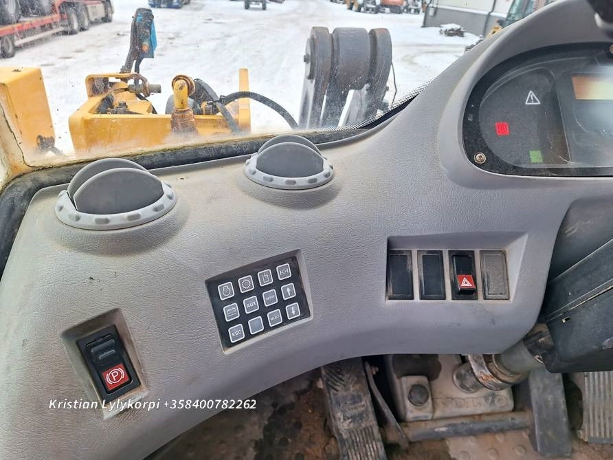 Wheel loader Volvo L120E: picture 31