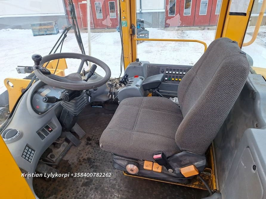 Wheel loader Volvo L120E: picture 33