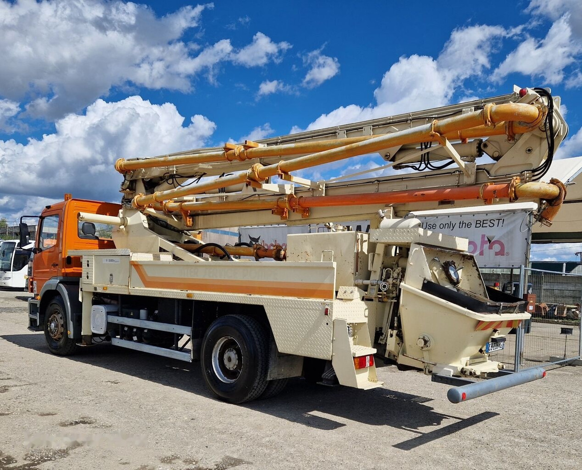 Concrete pump truck Mercedes-Benz Atego 1828: picture 7