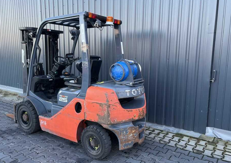 LPG forklift Toyota 8FGF25: picture 6