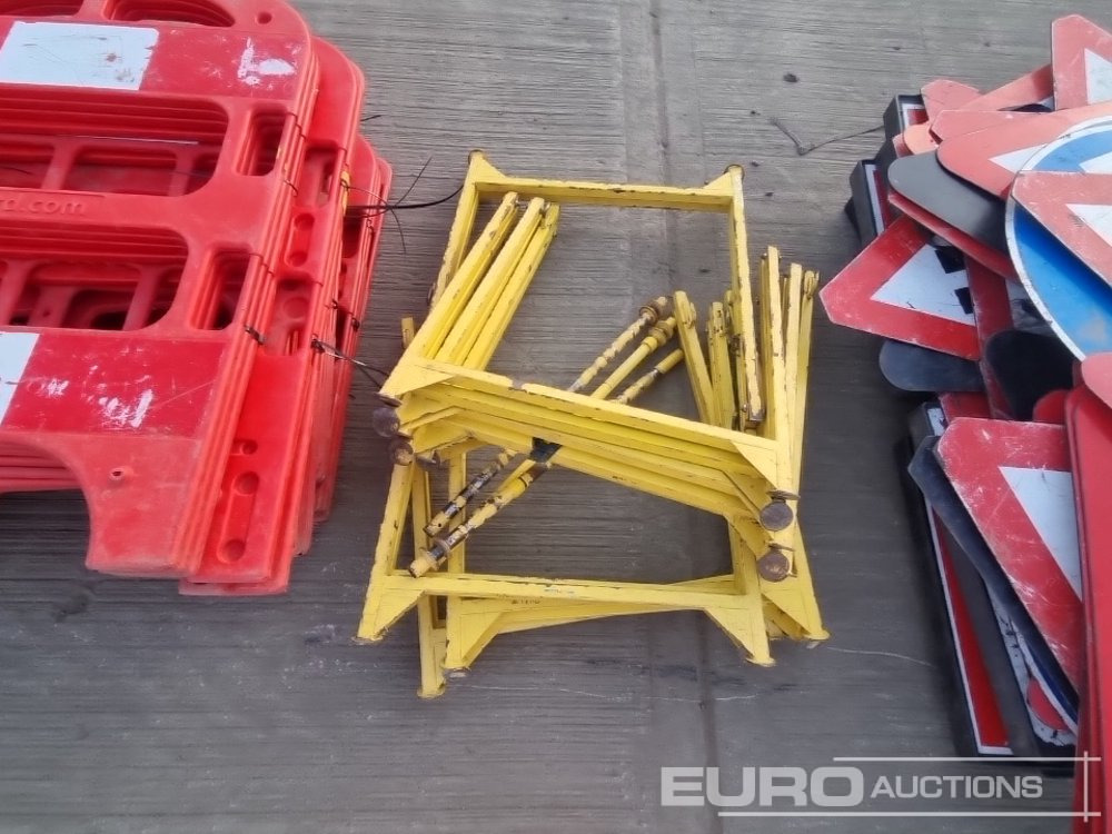 Construction equipment Bundle of Road Signs, Safety Barrier & Metal Fencing: picture 9