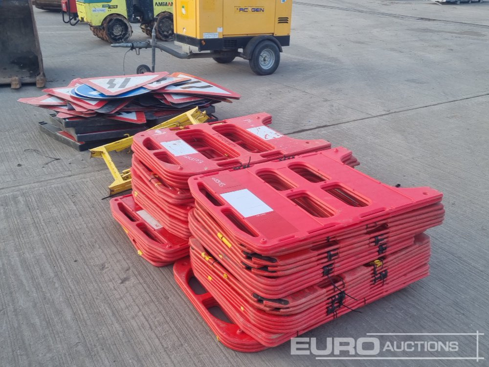 Construction equipment Bundle of Road Signs, Safety Barrier & Metal Fencing: picture 7